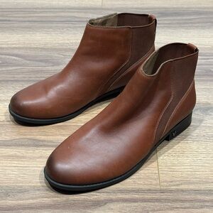 Vionic Thatcher Chelsea Boot in Chocolate Brown Size 11
